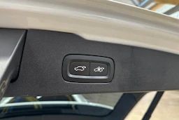 valkoinen Volvo V60 2019 kuva 32.