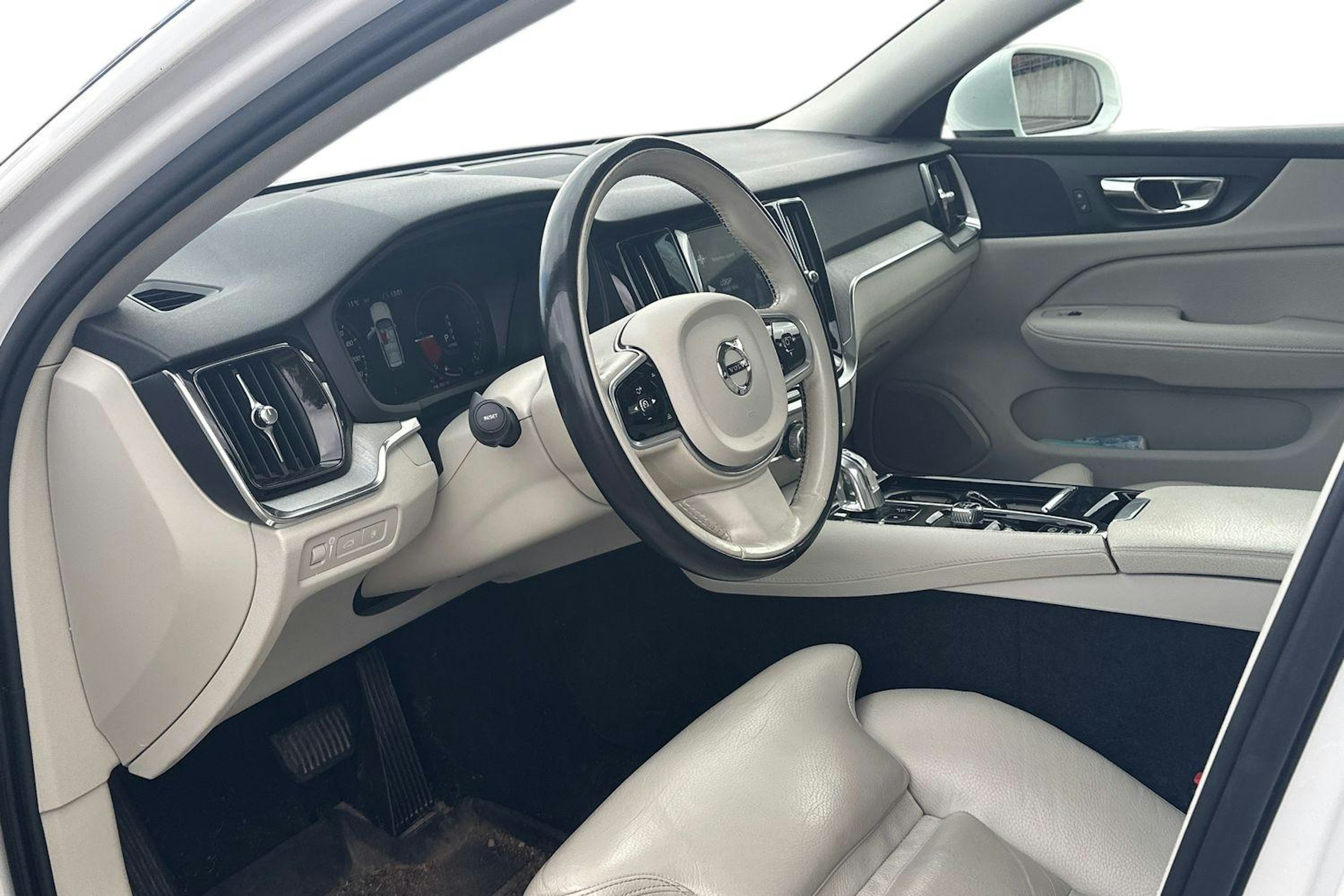 valkoinen Volvo V60 2019 kuva 3.