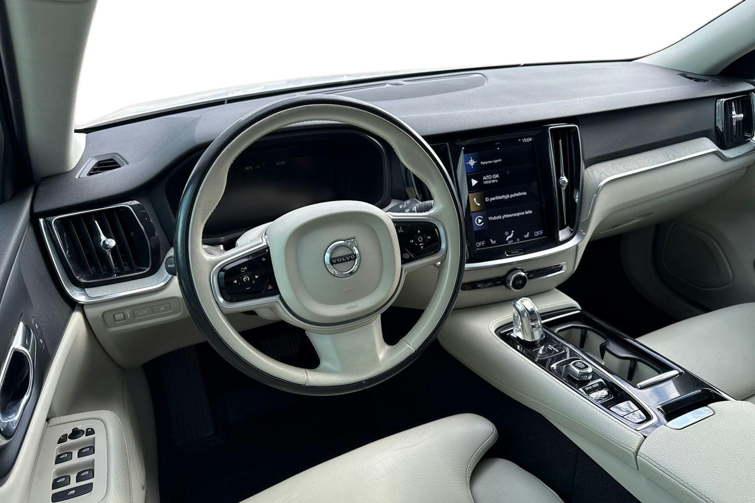 valkoinen Volvo V60 2019 kuva 7.
