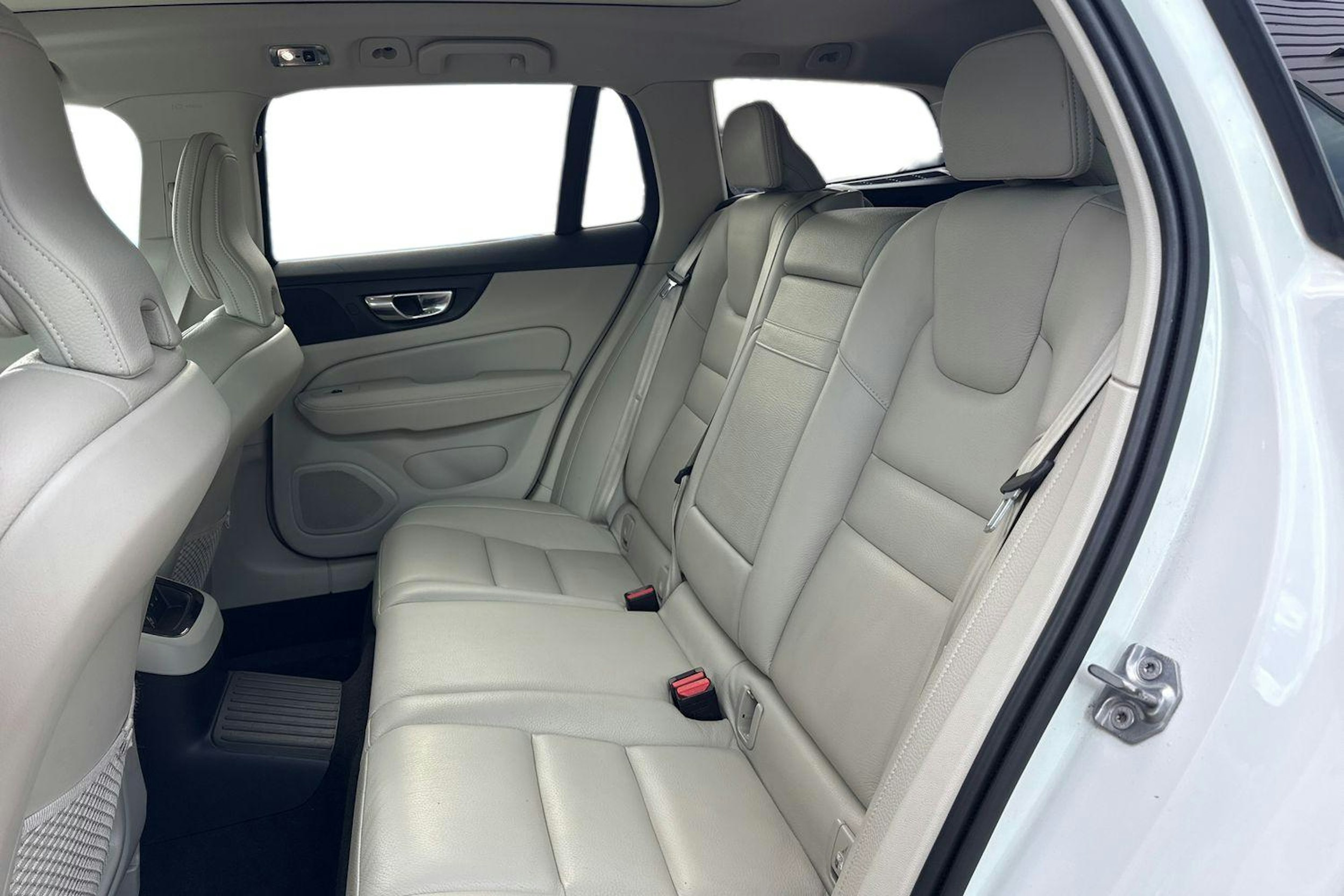 valkoinen Volvo V60 2019 kuva 10.