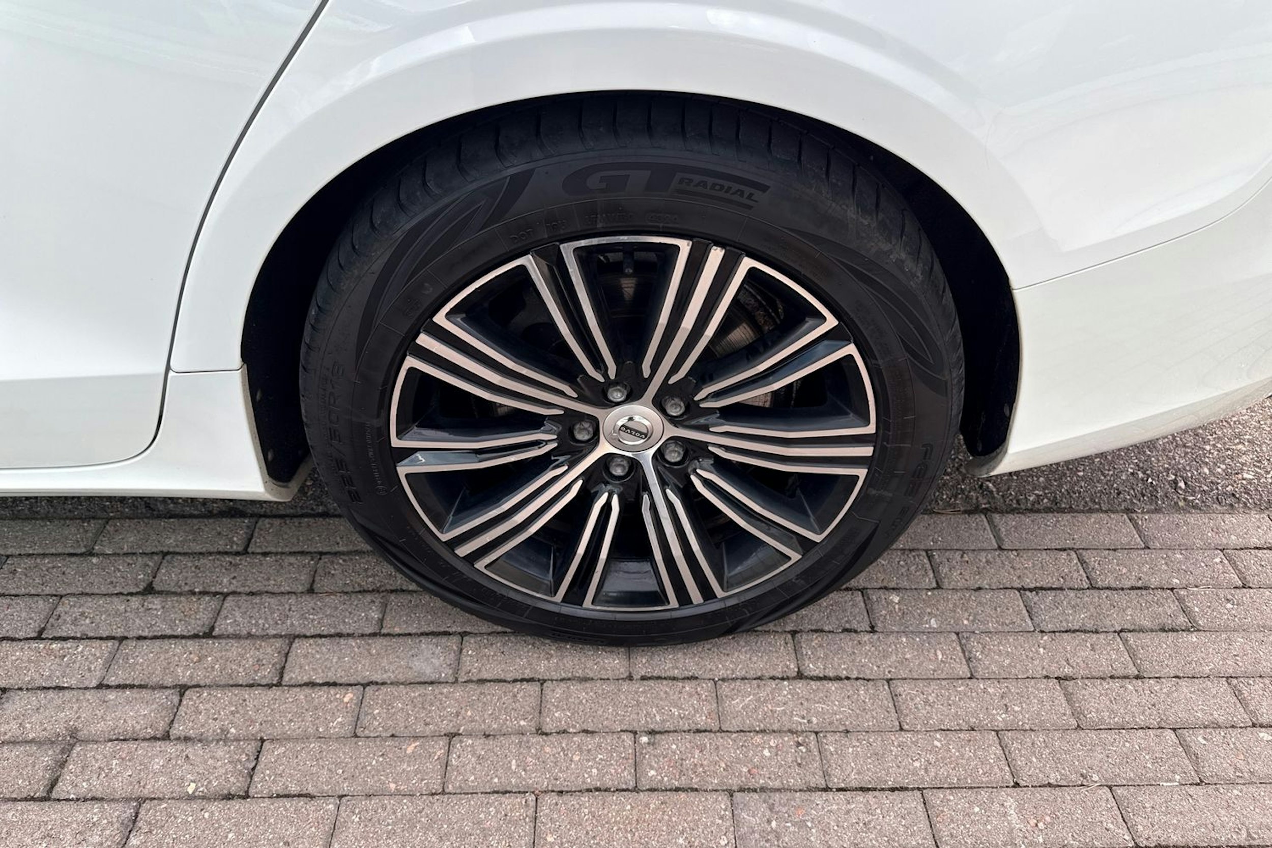 valkoinen Volvo V60 2019 kuva 11.