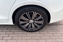 valkoinen Volvo V60 2019 kuva 11.