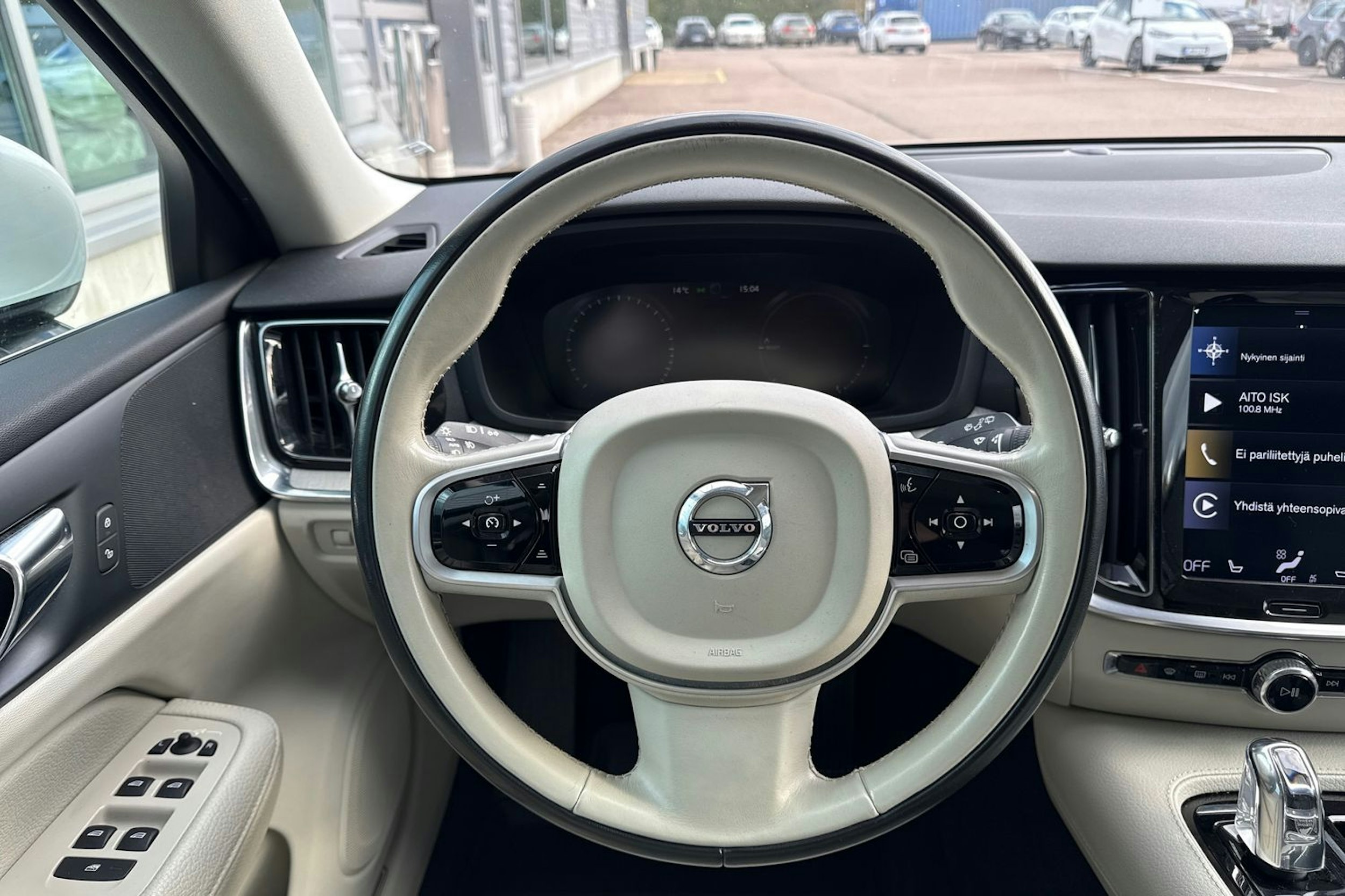 valkoinen Volvo V60 2019 kuva 14.