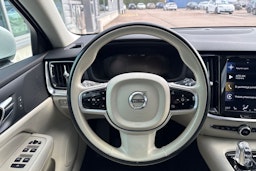 valkoinen Volvo V60 2019 kuva 14.