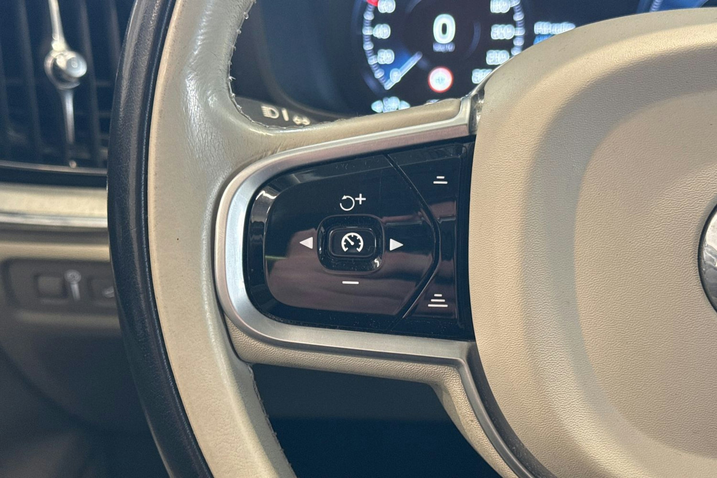 valkoinen Volvo V60 2019 kuva 15.