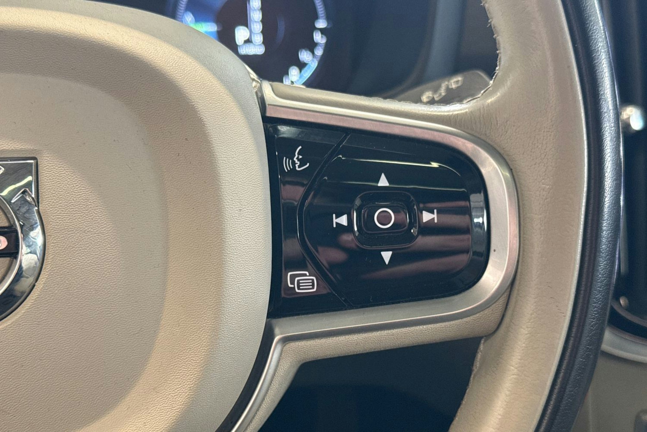 valkoinen Volvo V60 2019 kuva 16.