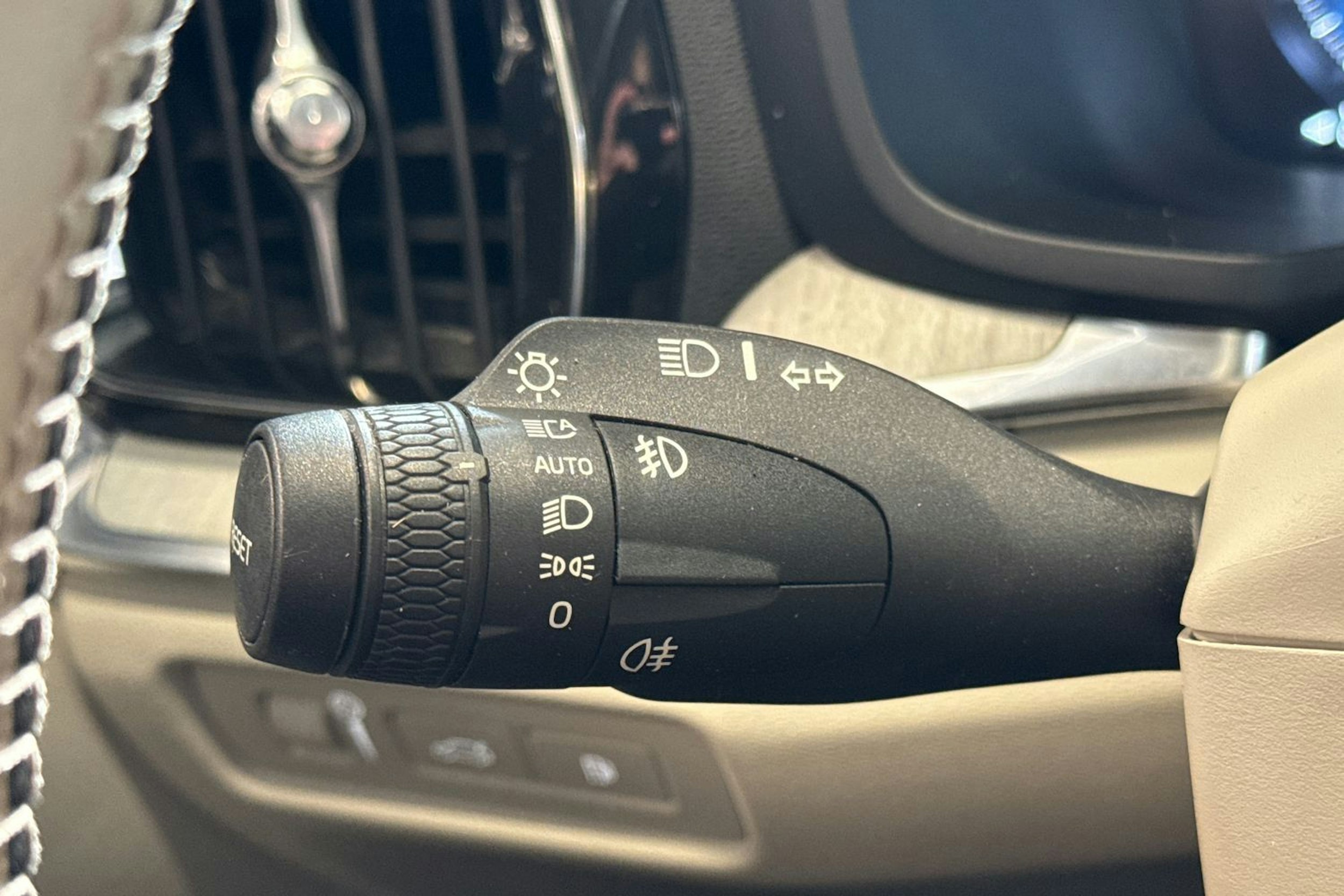 valkoinen Volvo V60 2019 kuva 18.