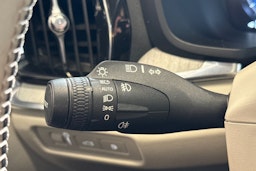 valkoinen Volvo V60 2019 kuva 18.