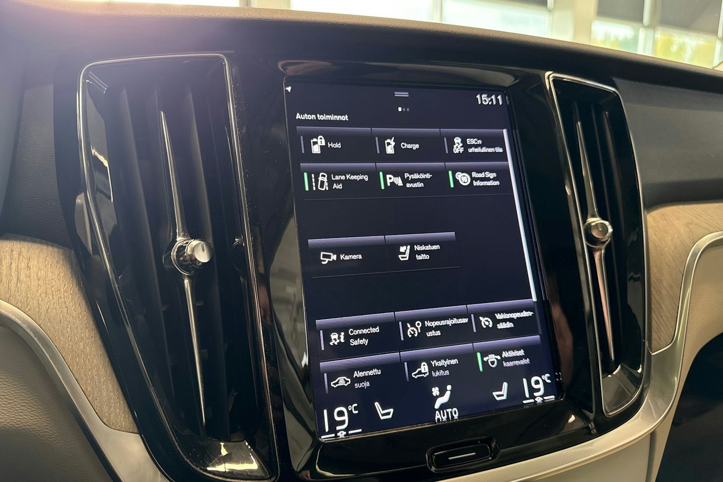 valkoinen Volvo V60 2019 kuva 22.
