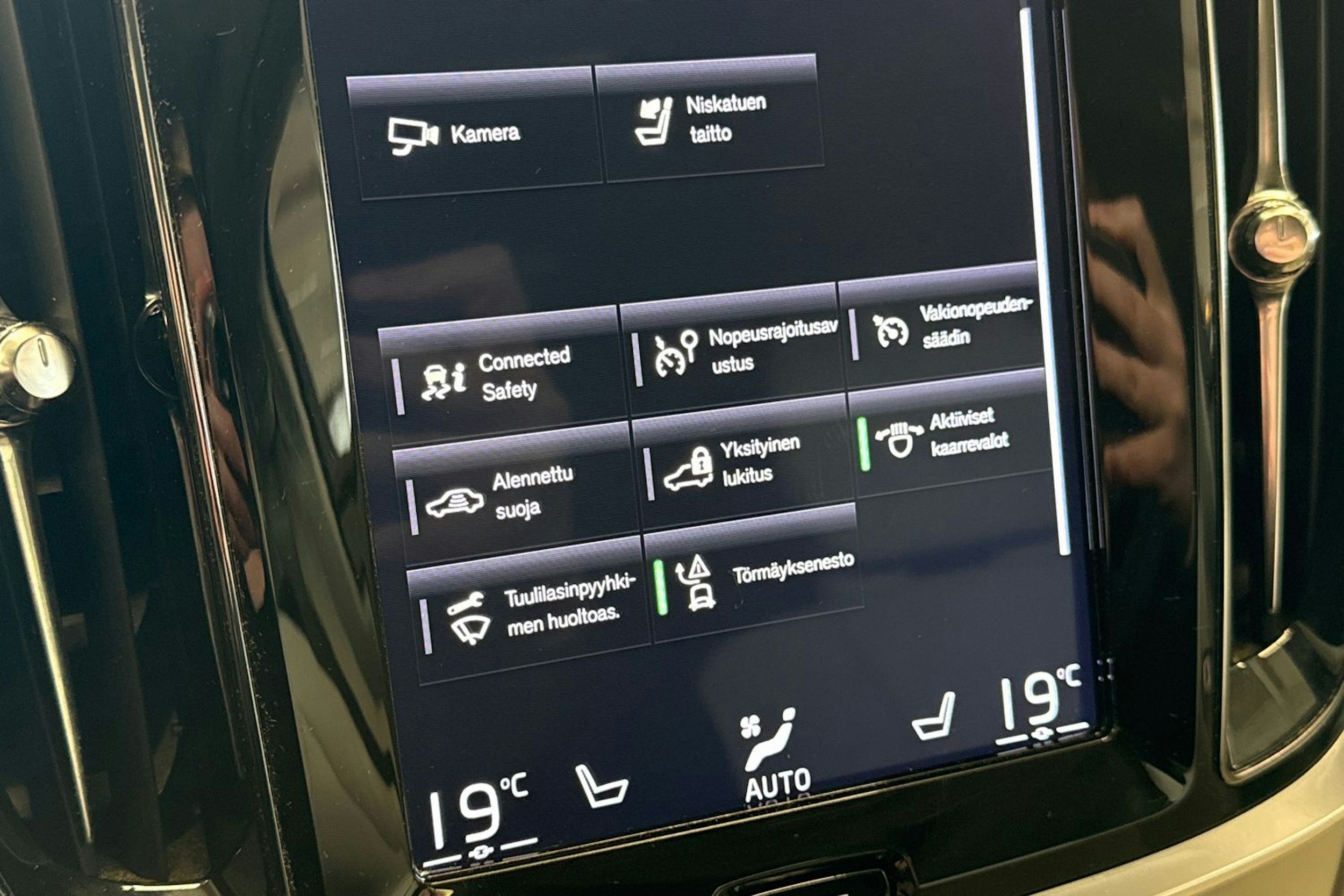 valkoinen Volvo V60 2019 kuva 23.