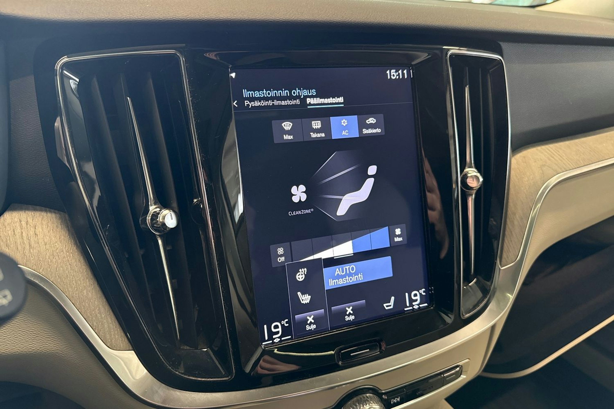 valkoinen Volvo V60 2019 kuva 25.