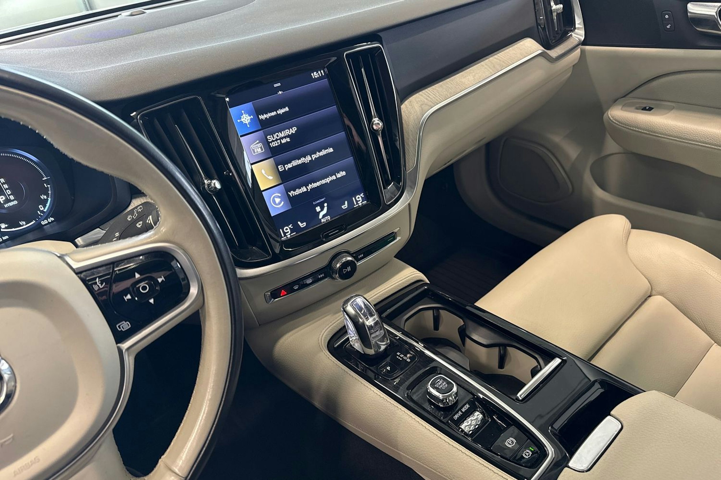 valkoinen Volvo V60 2019 kuva 26.