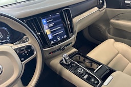 valkoinen Volvo V60 2019 kuva 26.