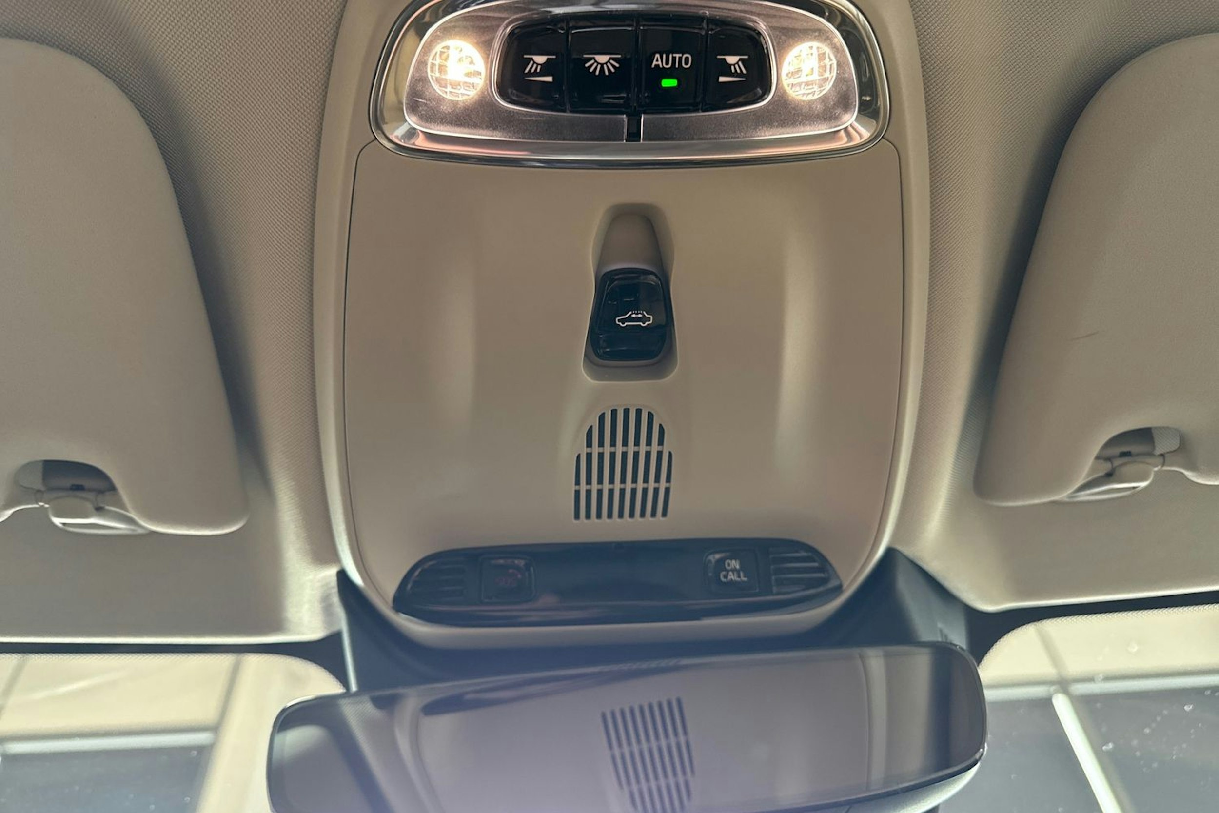 valkoinen Volvo V60 2019 kuva 27.