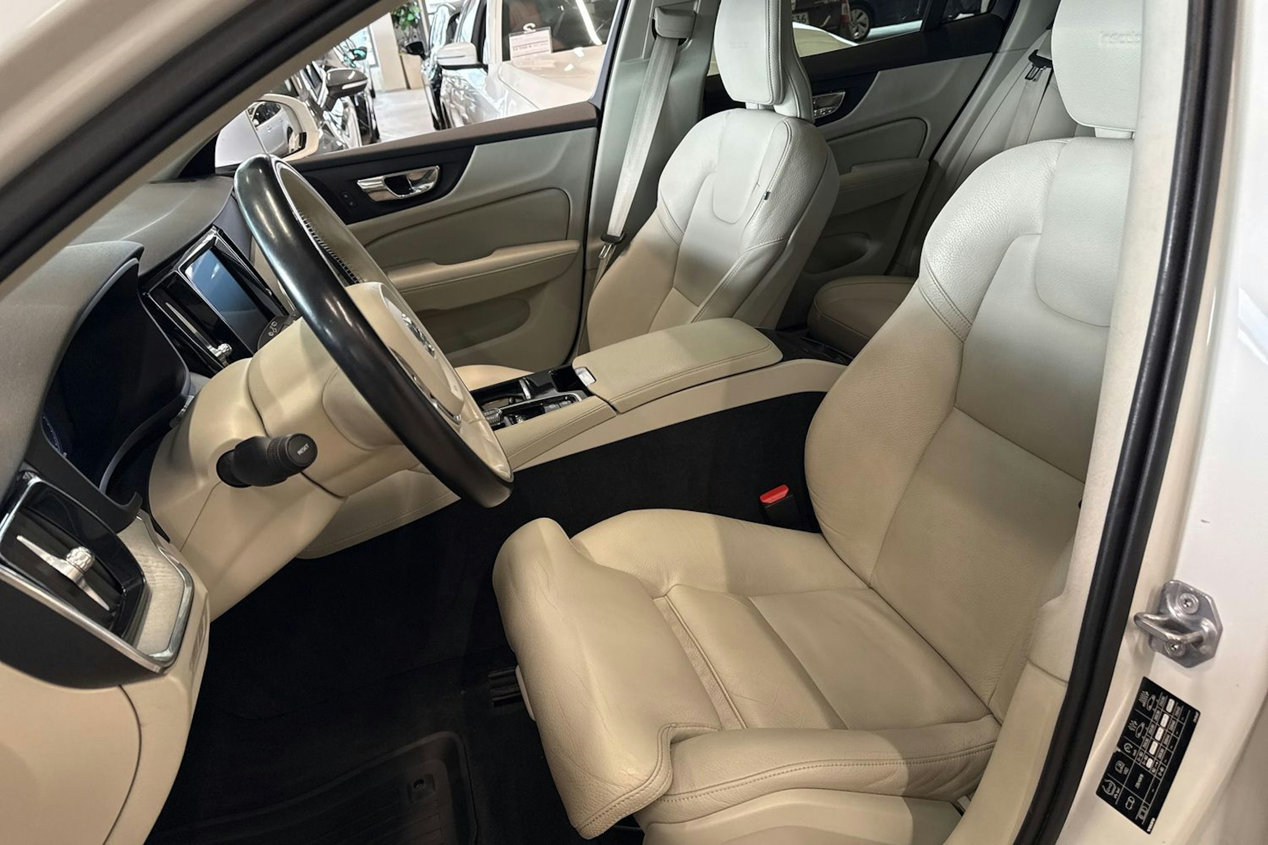 valkoinen Volvo V60 2019 kuva 28.