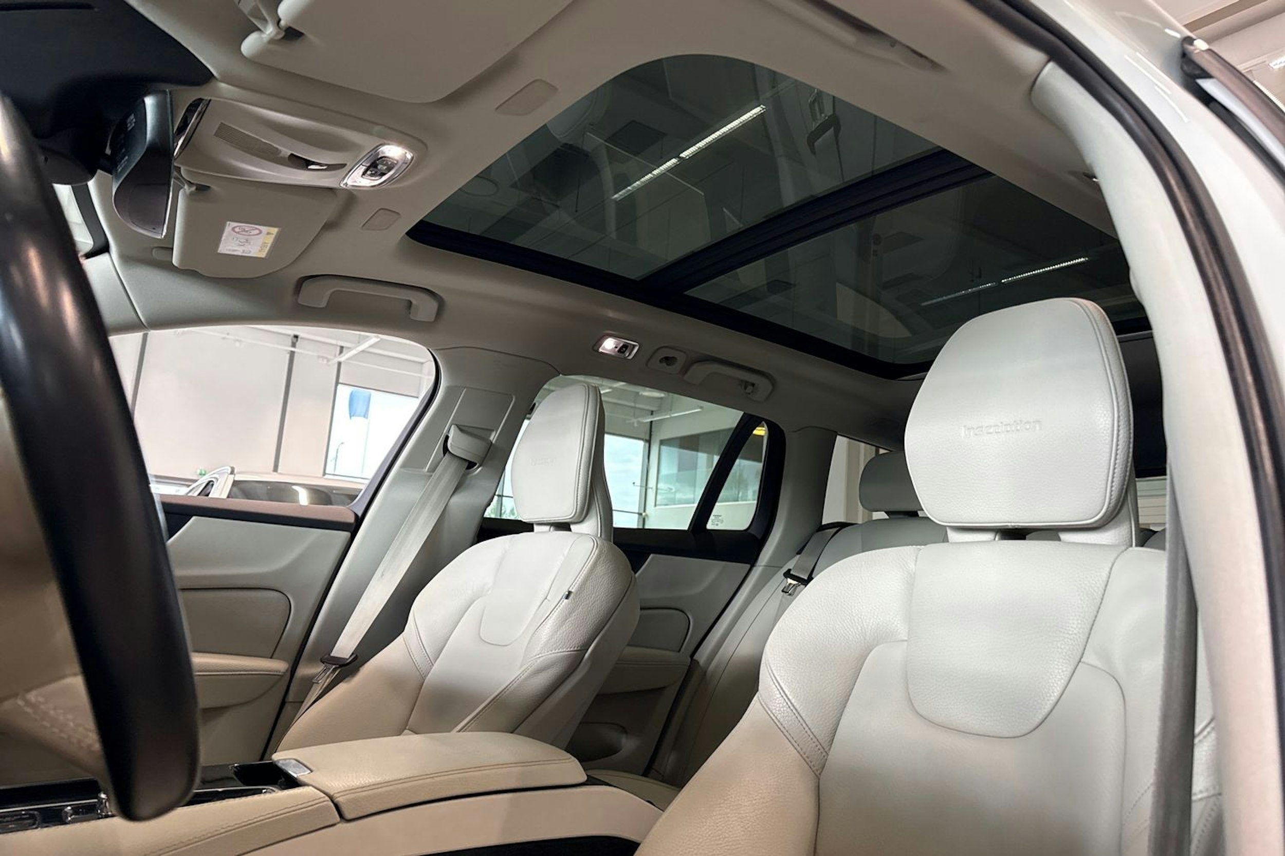 valkoinen Volvo V60 2019 kuva 29.