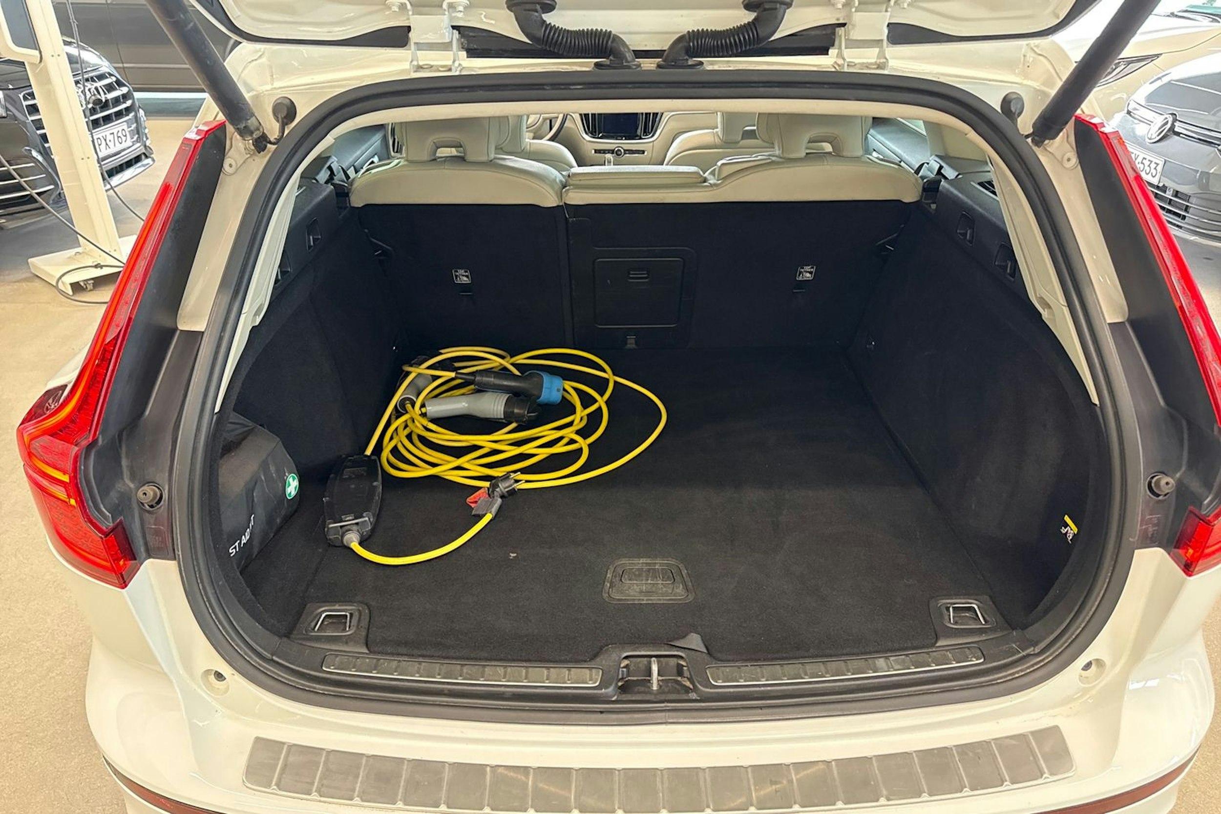 valkoinen Volvo V60 2019 kuva 30.