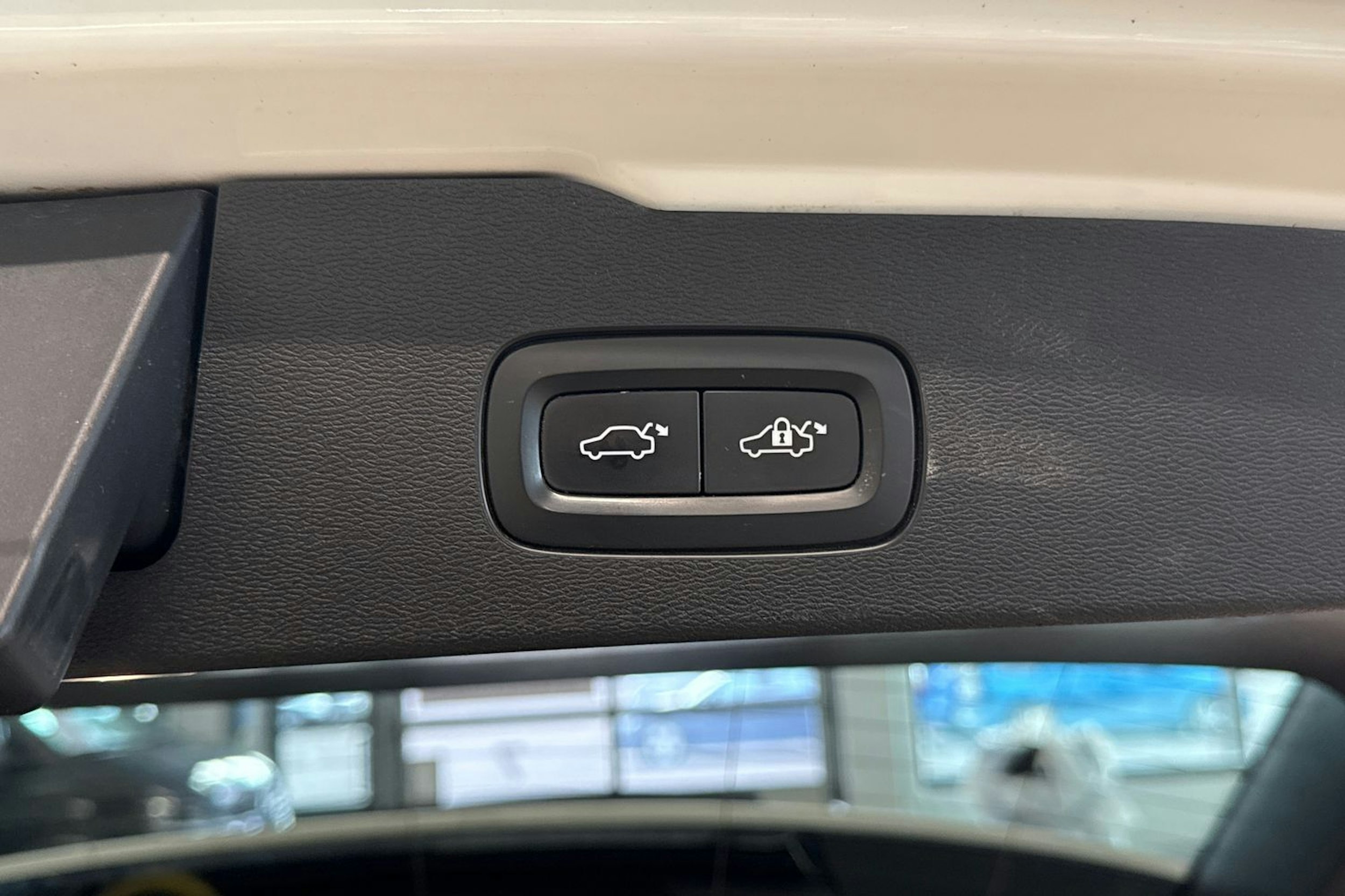 valkoinen Volvo V60 2019 kuva 32.
