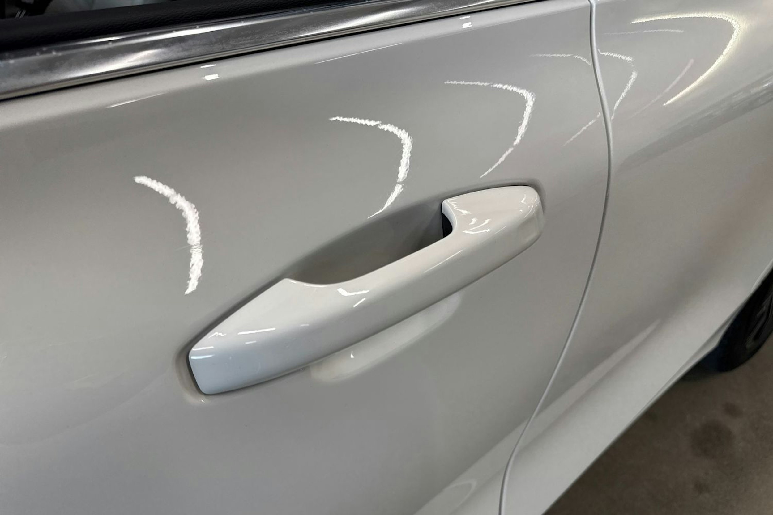 valkoinen Volvo V60 2019 kuva 37.