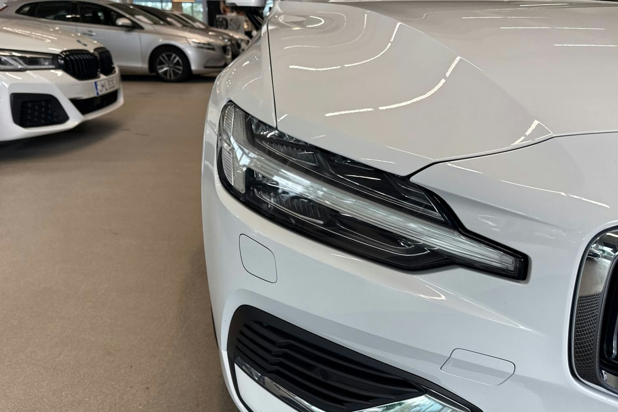 valkoinen Volvo V60 2019 kuva 38.