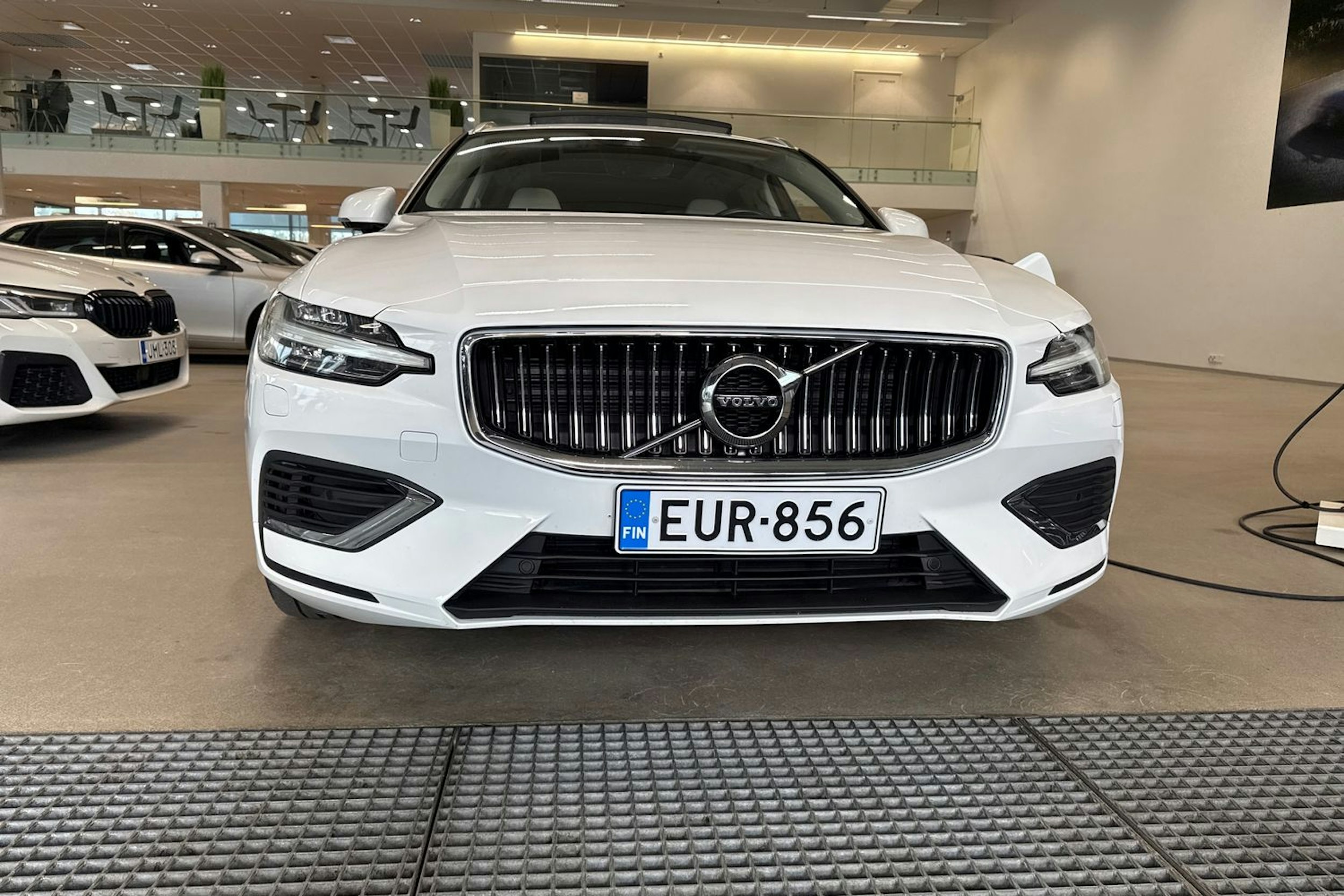valkoinen Volvo V60 2019 kuva 39.