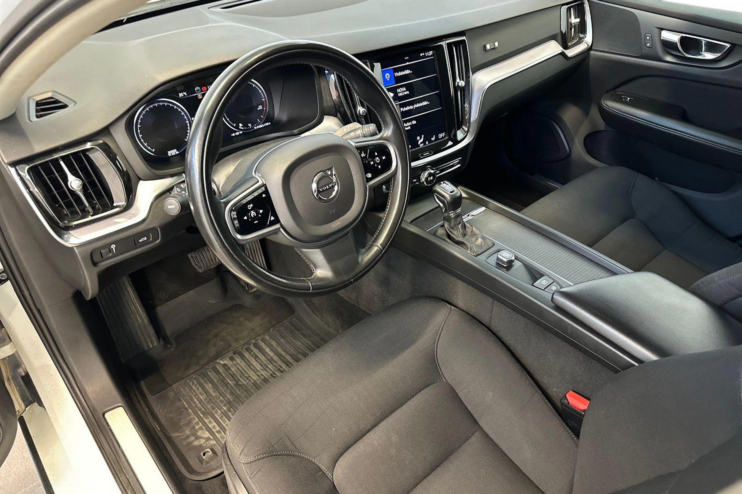 valkoinen Volvo V60 2020 kuva 6.