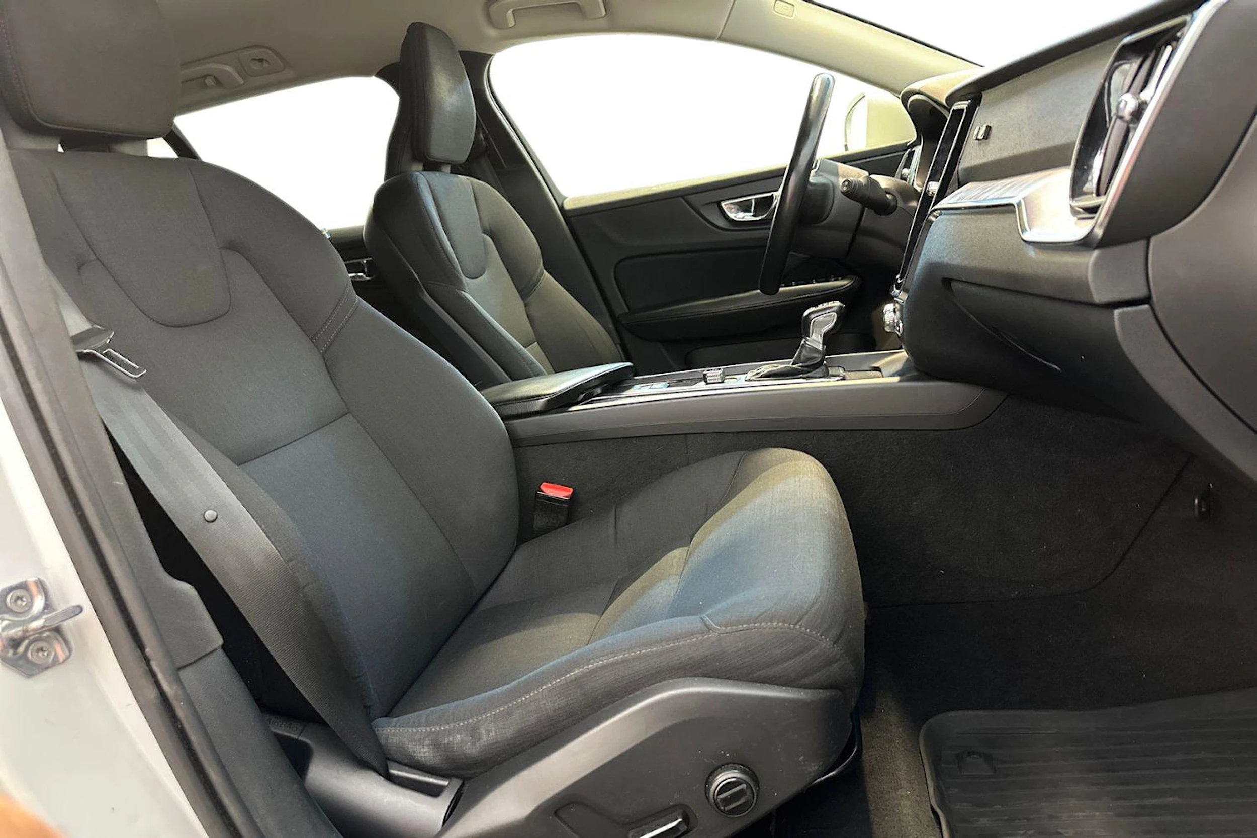 valkoinen Volvo V60 2020 kuva 8.