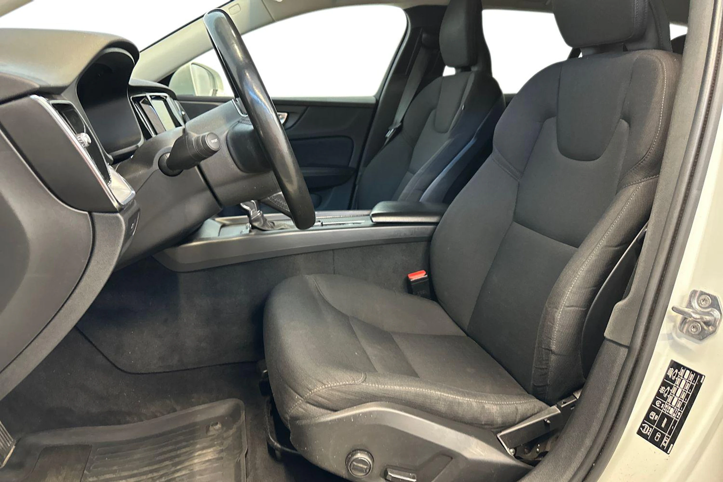 valkoinen Volvo V60 2020 kuva 9.