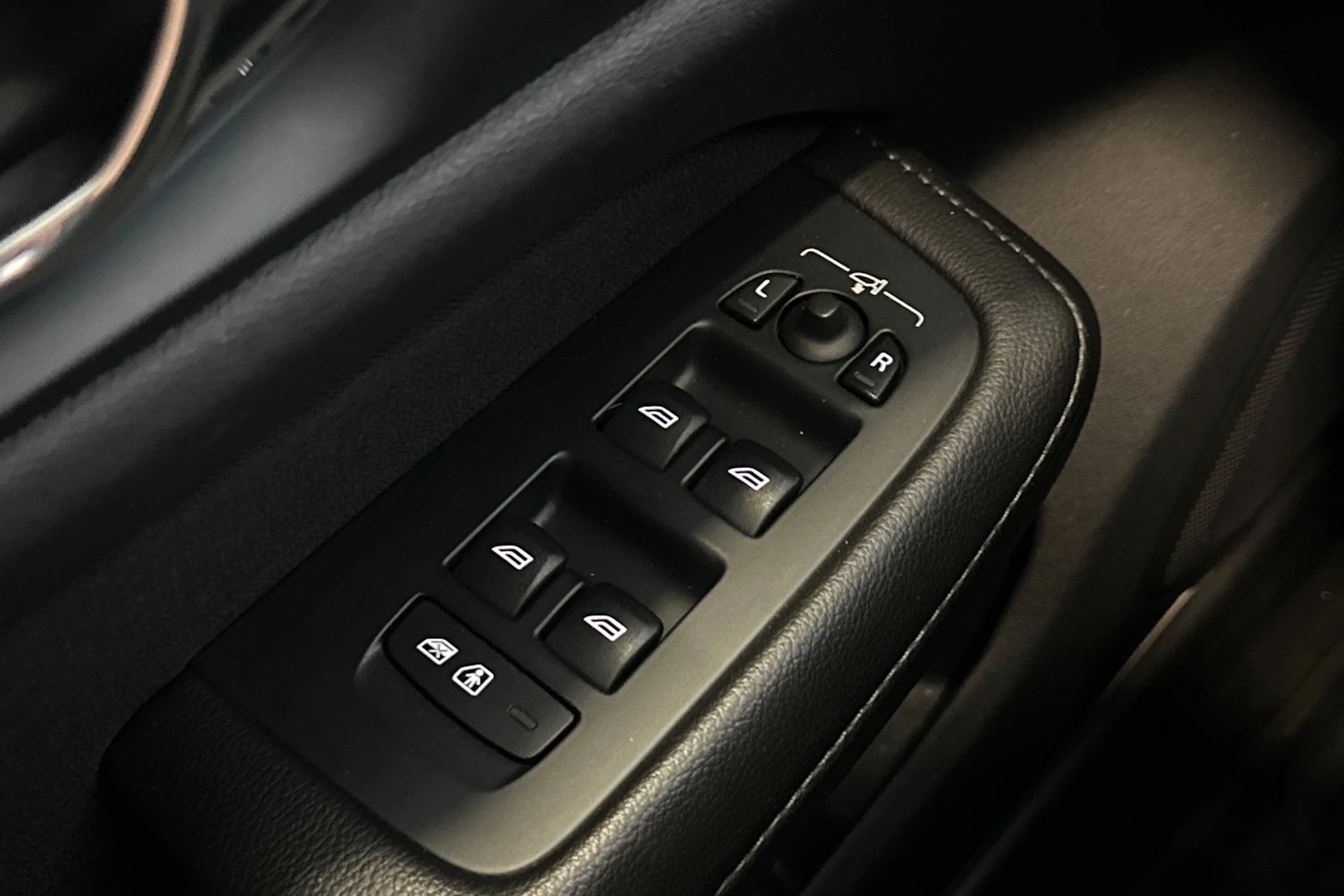 valkoinen Volvo V60 2020 kuva 11.