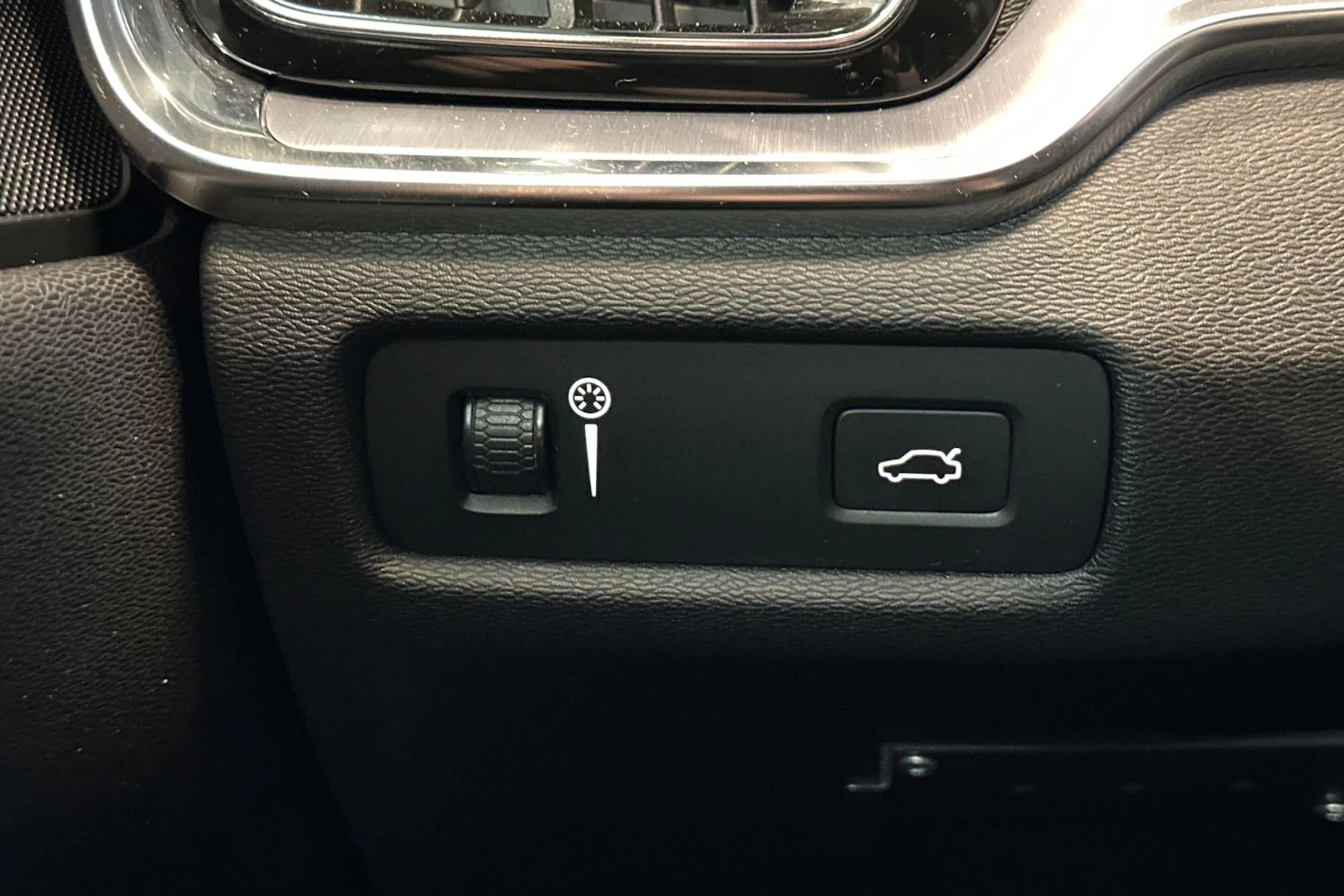 valkoinen Volvo V60 2020 kuva 12.