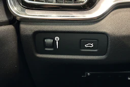 valkoinen Volvo V60 2020 kuva 12.