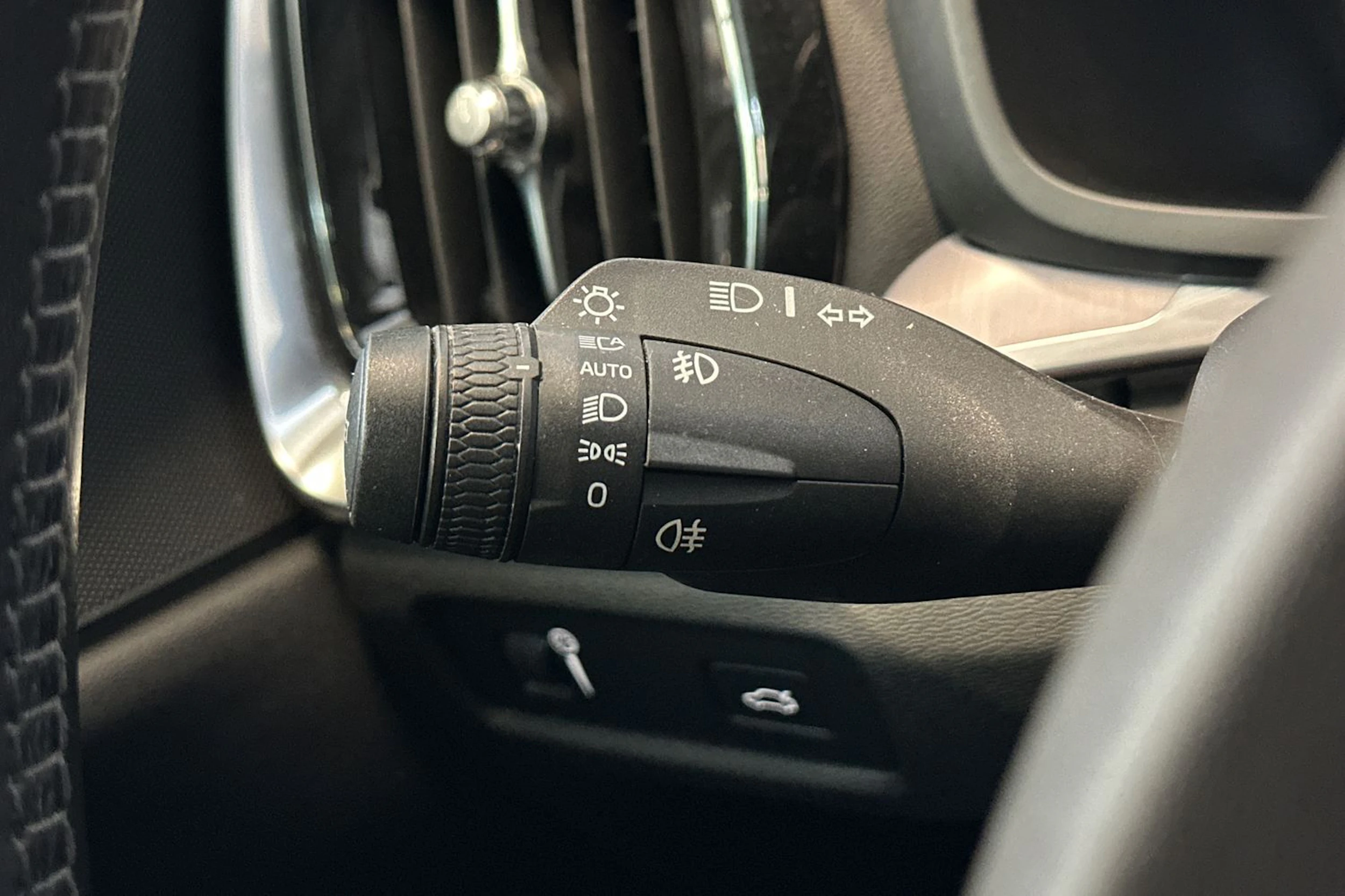 valkoinen Volvo V60 2020 kuva 13.