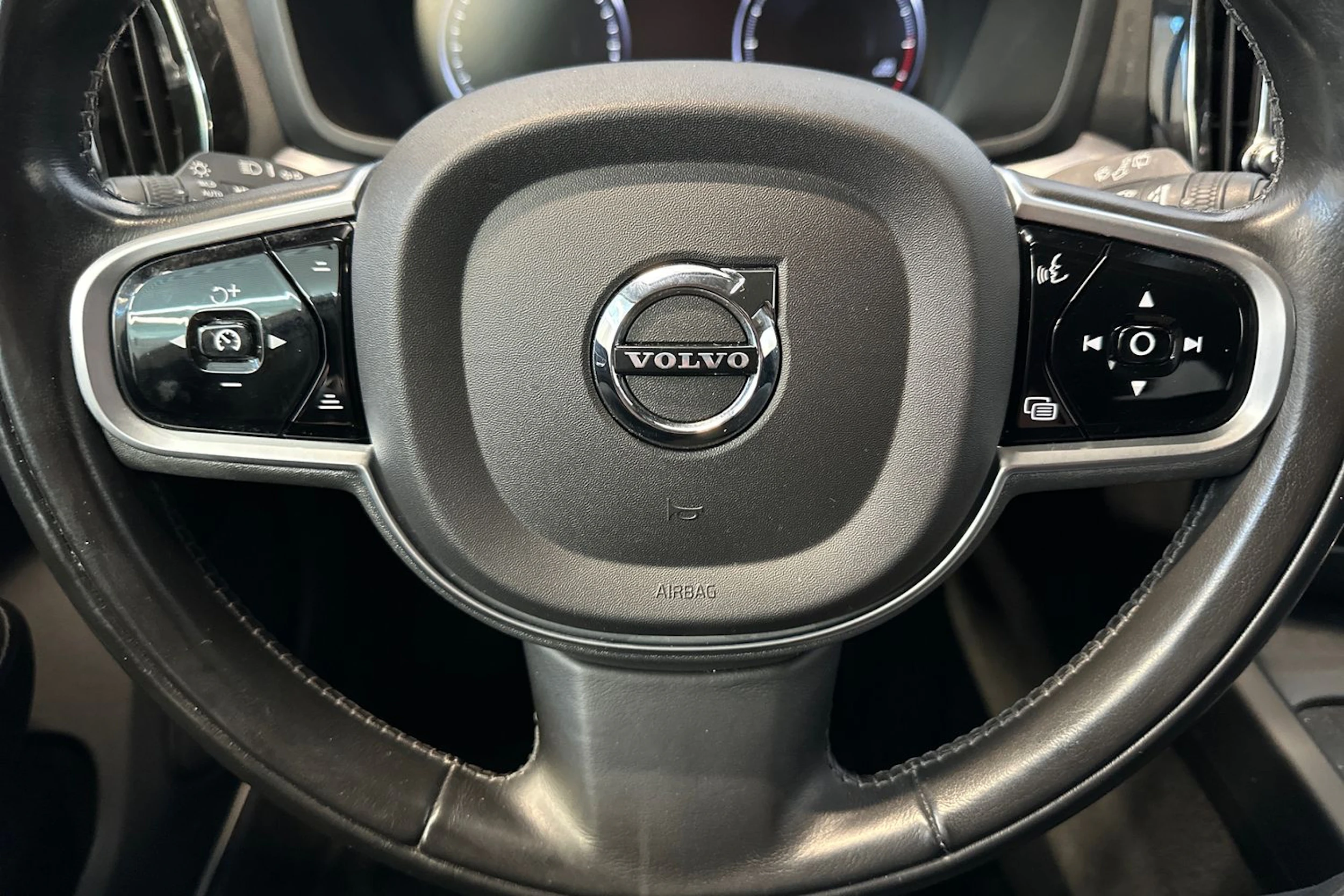 valkoinen Volvo V60 2020 kuva 14.