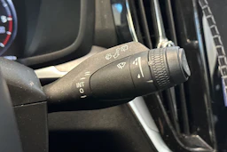 valkoinen Volvo V60 2020 kuva 15.