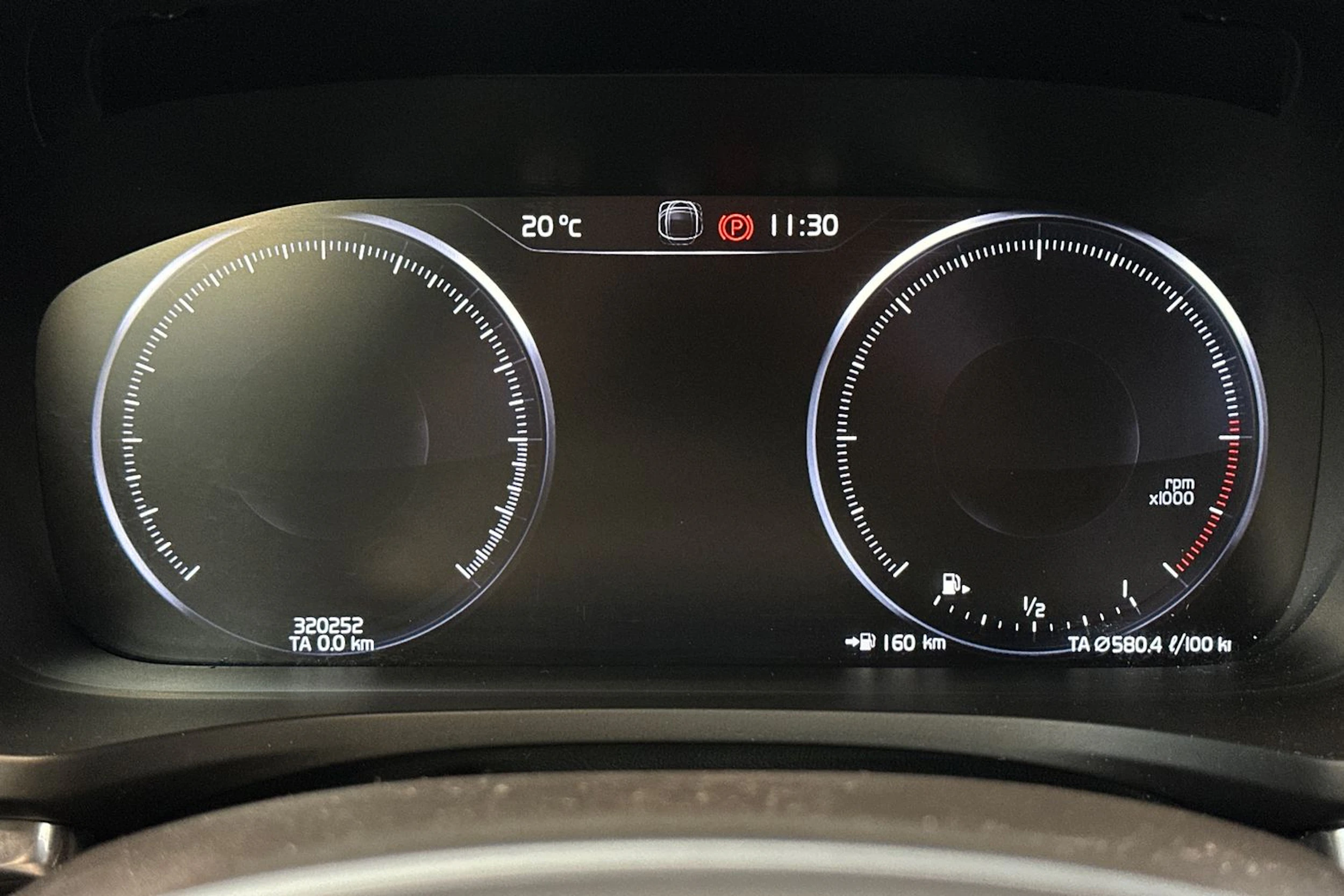 valkoinen Volvo V60 2020 kuva 16.