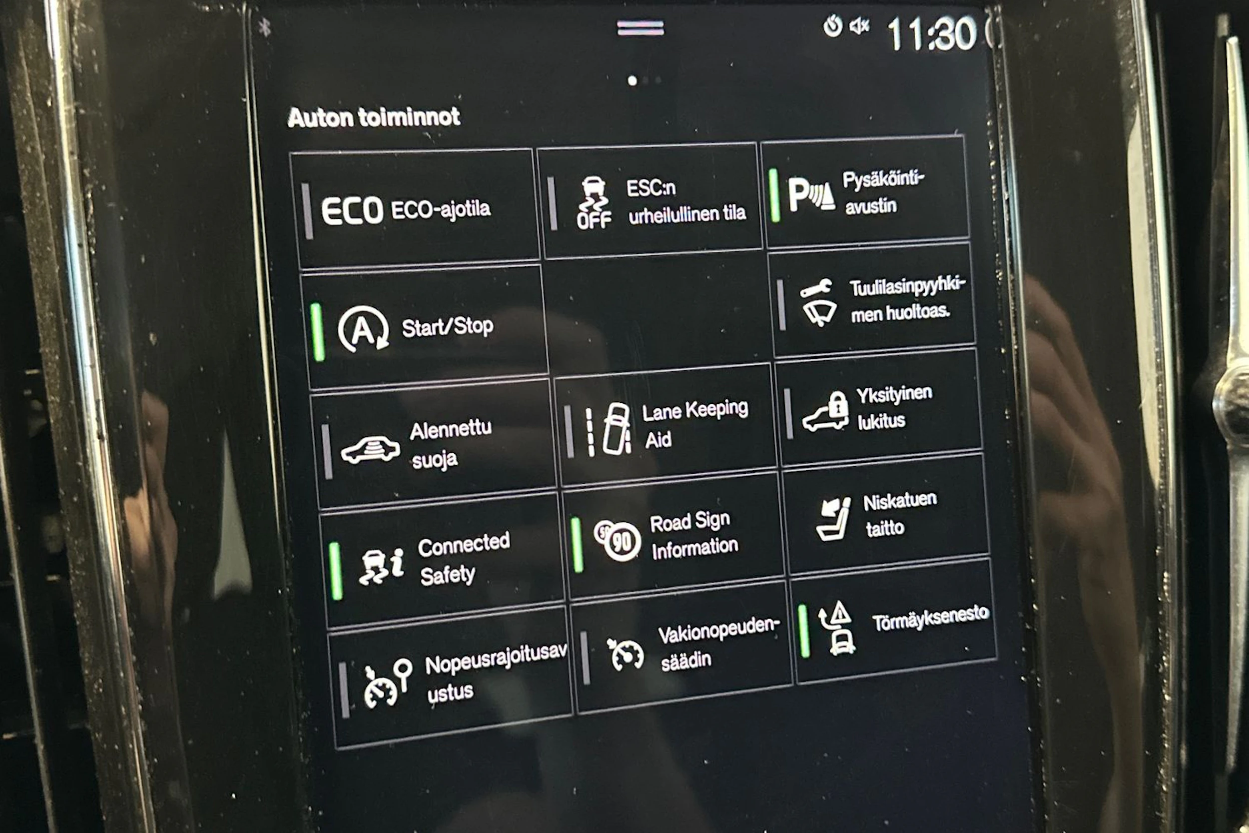 valkoinen Volvo V60 2020 kuva 19.