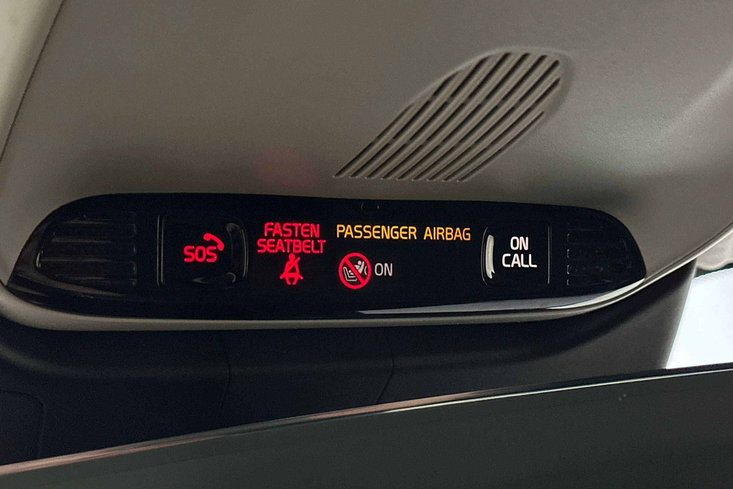 valkoinen Volvo V60 2020 kuva 23.