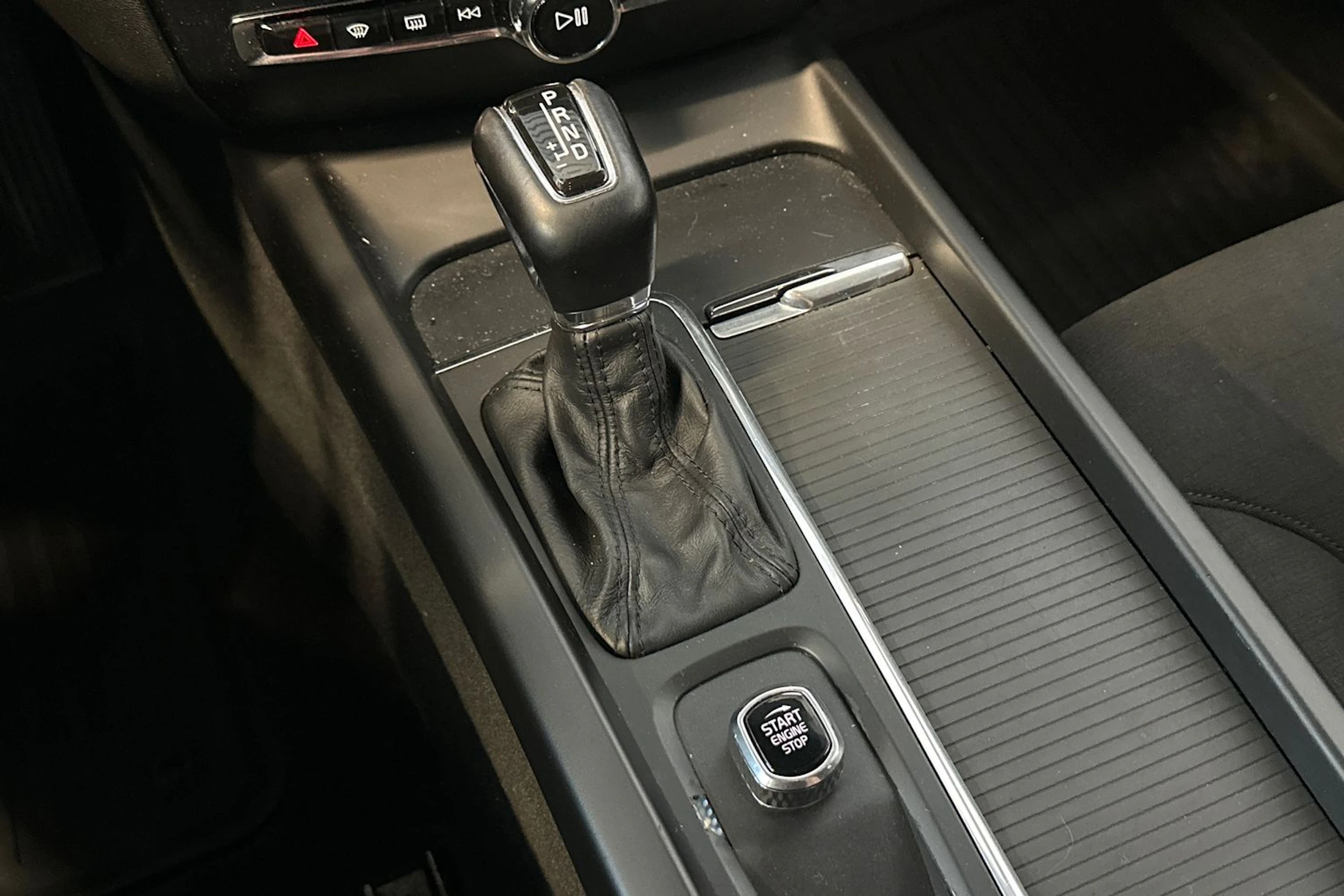 valkoinen Volvo V60 2020 kuva 24.