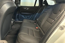 valkoinen Volvo V60 2020 kuva 26.