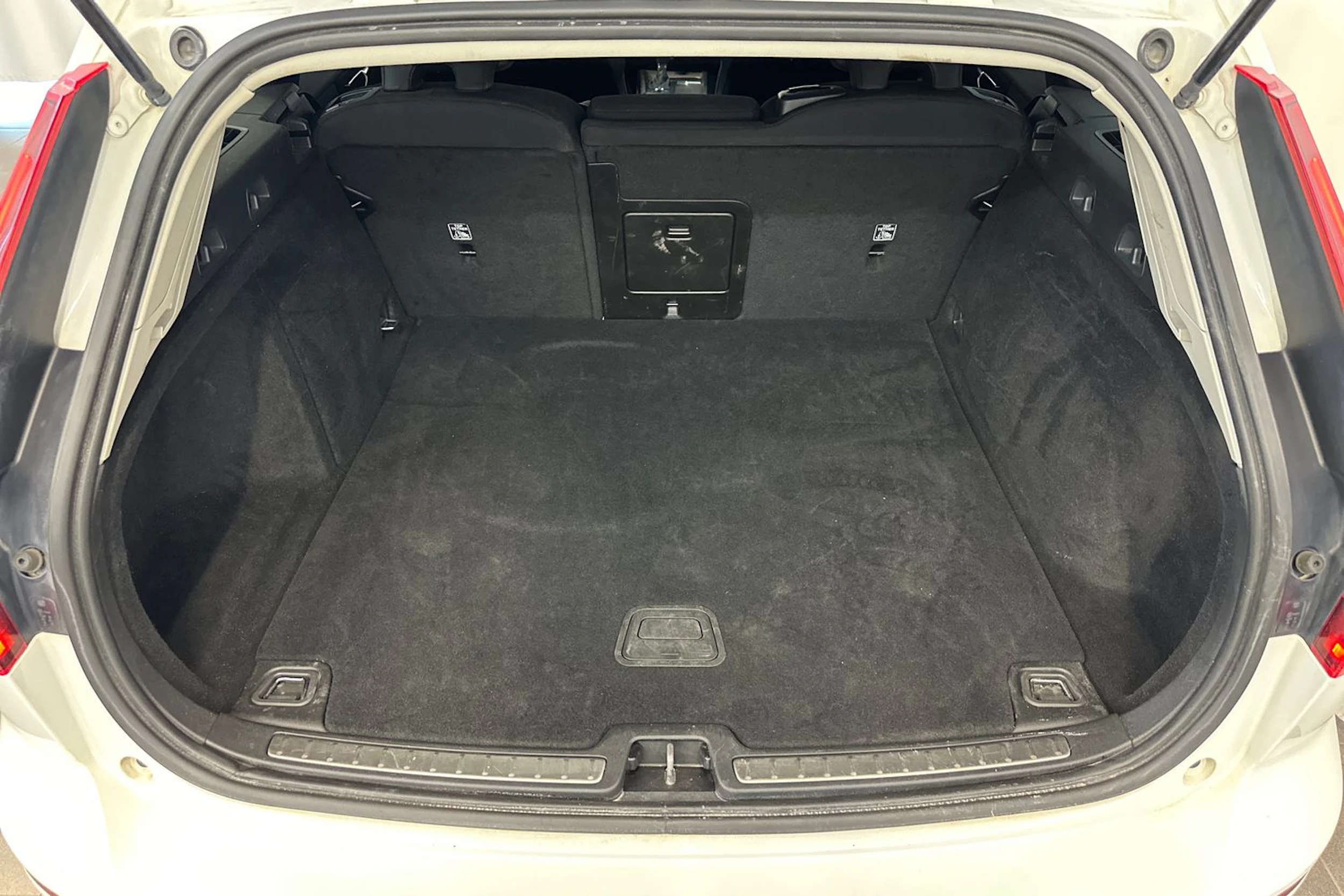 valkoinen Volvo V60 2020 kuva 28.