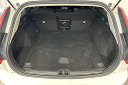 valkoinen Volvo V60 2020 kuva 28.