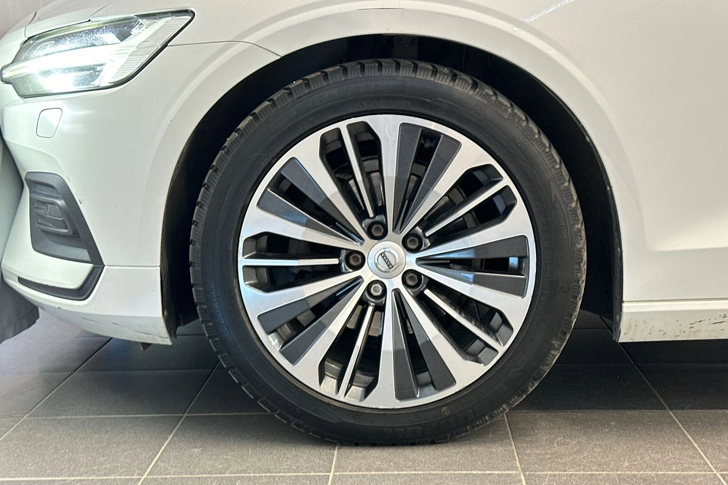 valkoinen Volvo V60 2020 kuva 29.