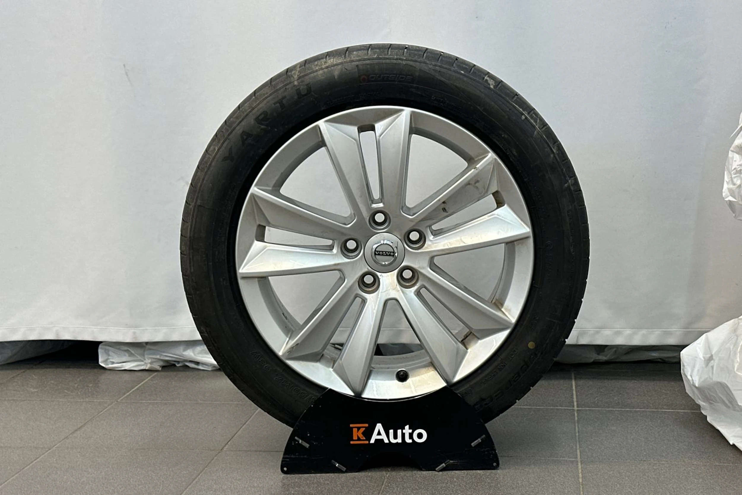 valkoinen Volvo V60 2020 kuva 31.