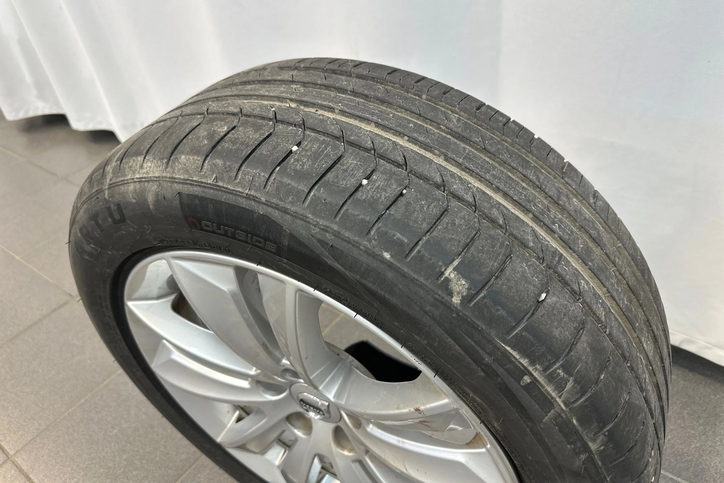 valkoinen Volvo V60 2020 kuva 32.