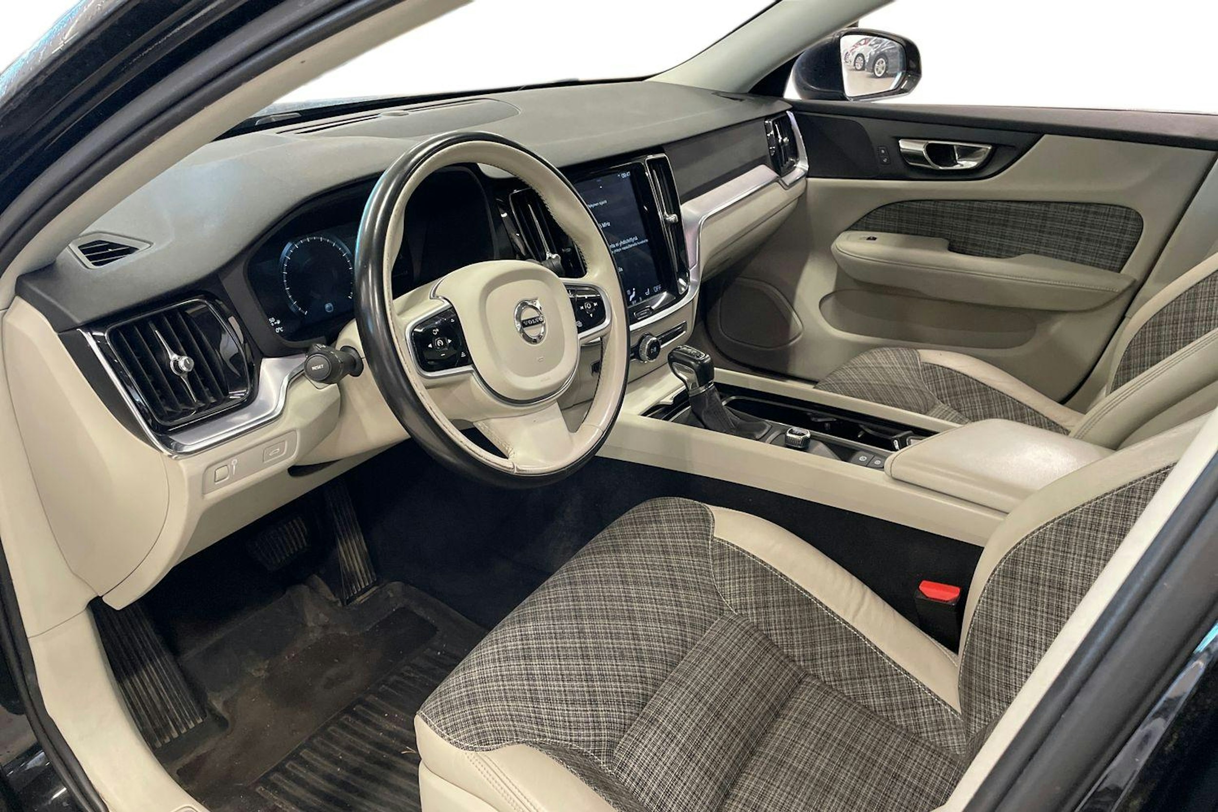 Musta Volvo V60 2019 kuva 3.