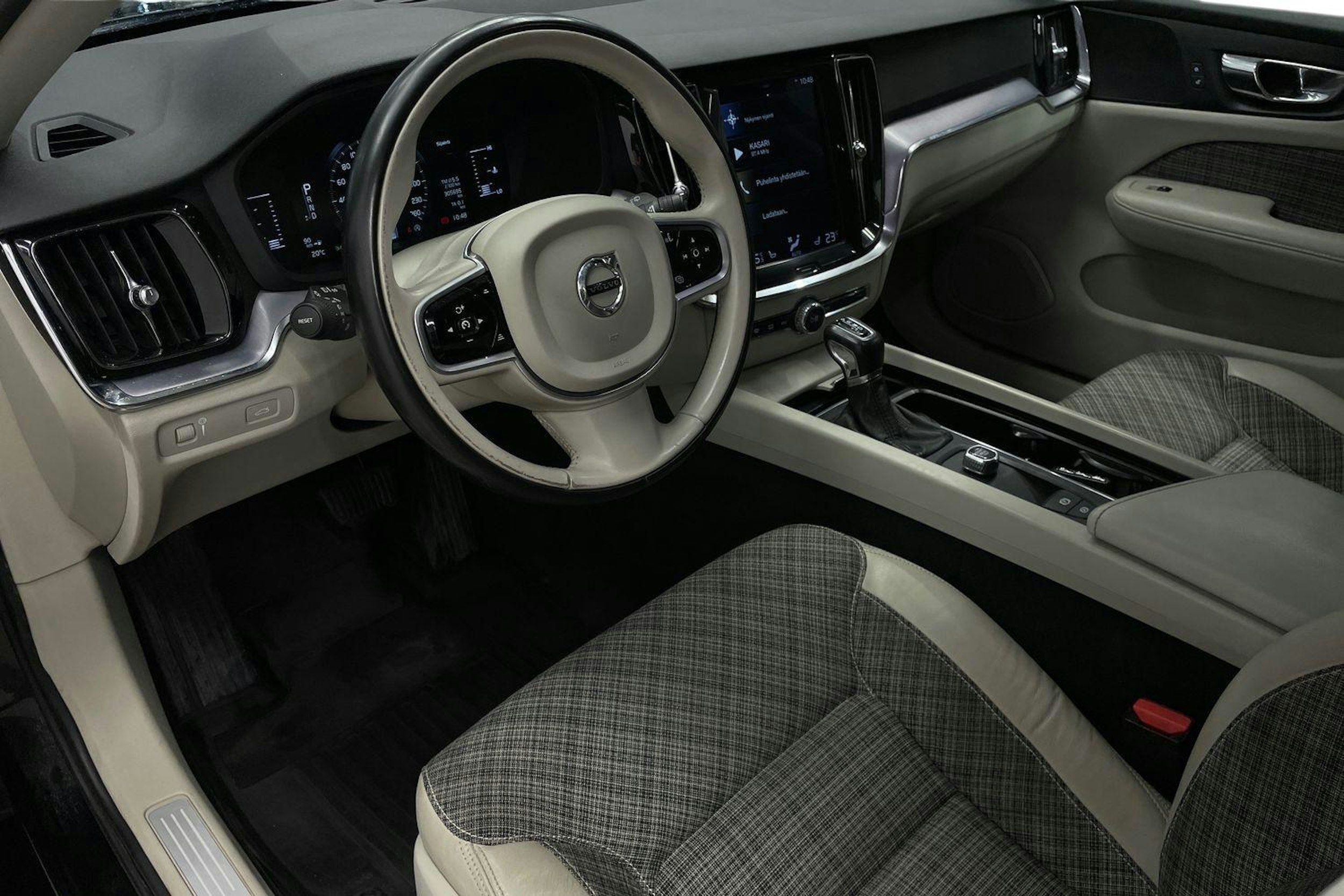 Musta Volvo V60 2019 kuva 6.