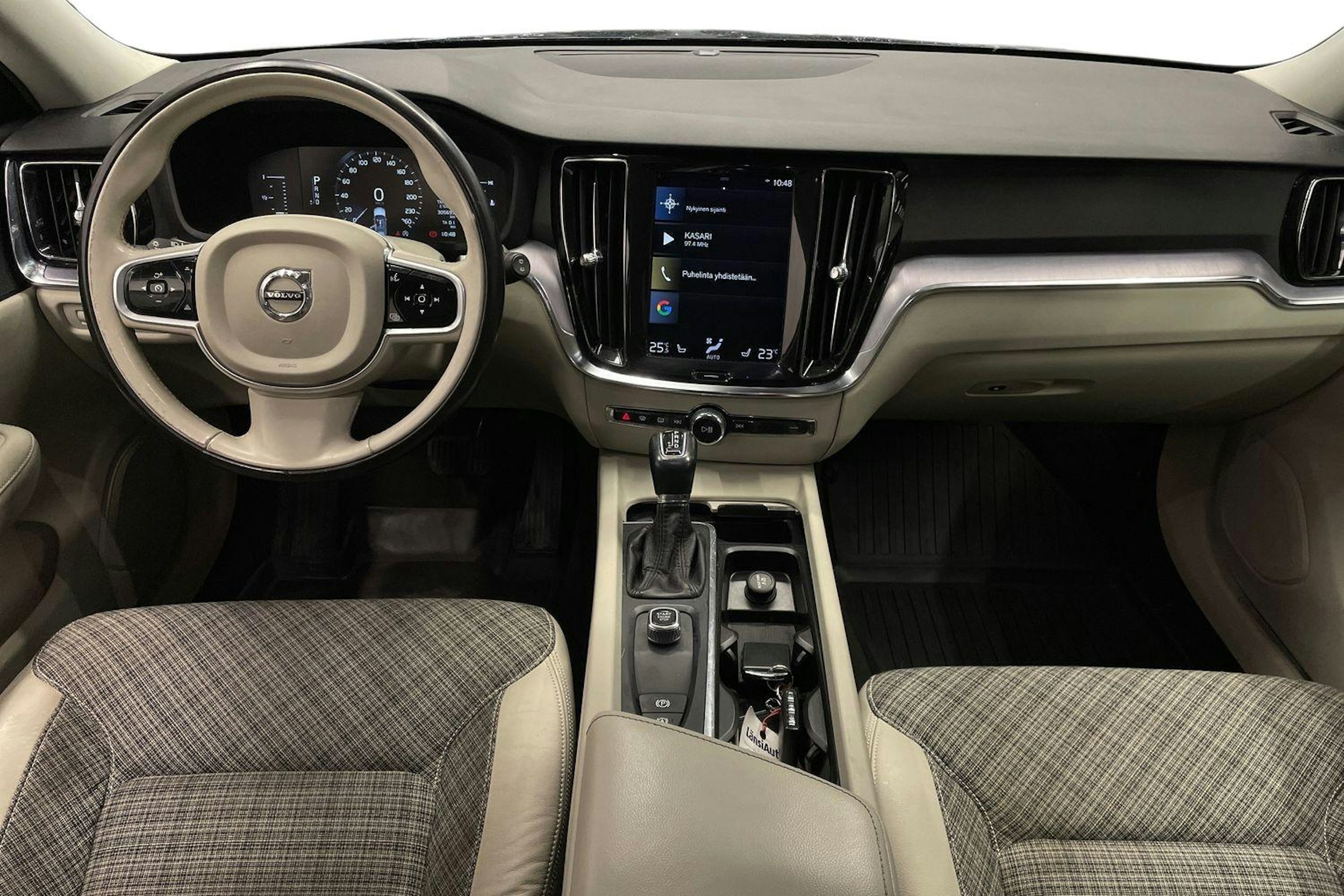 Musta Volvo V60 2019 kuva 7.