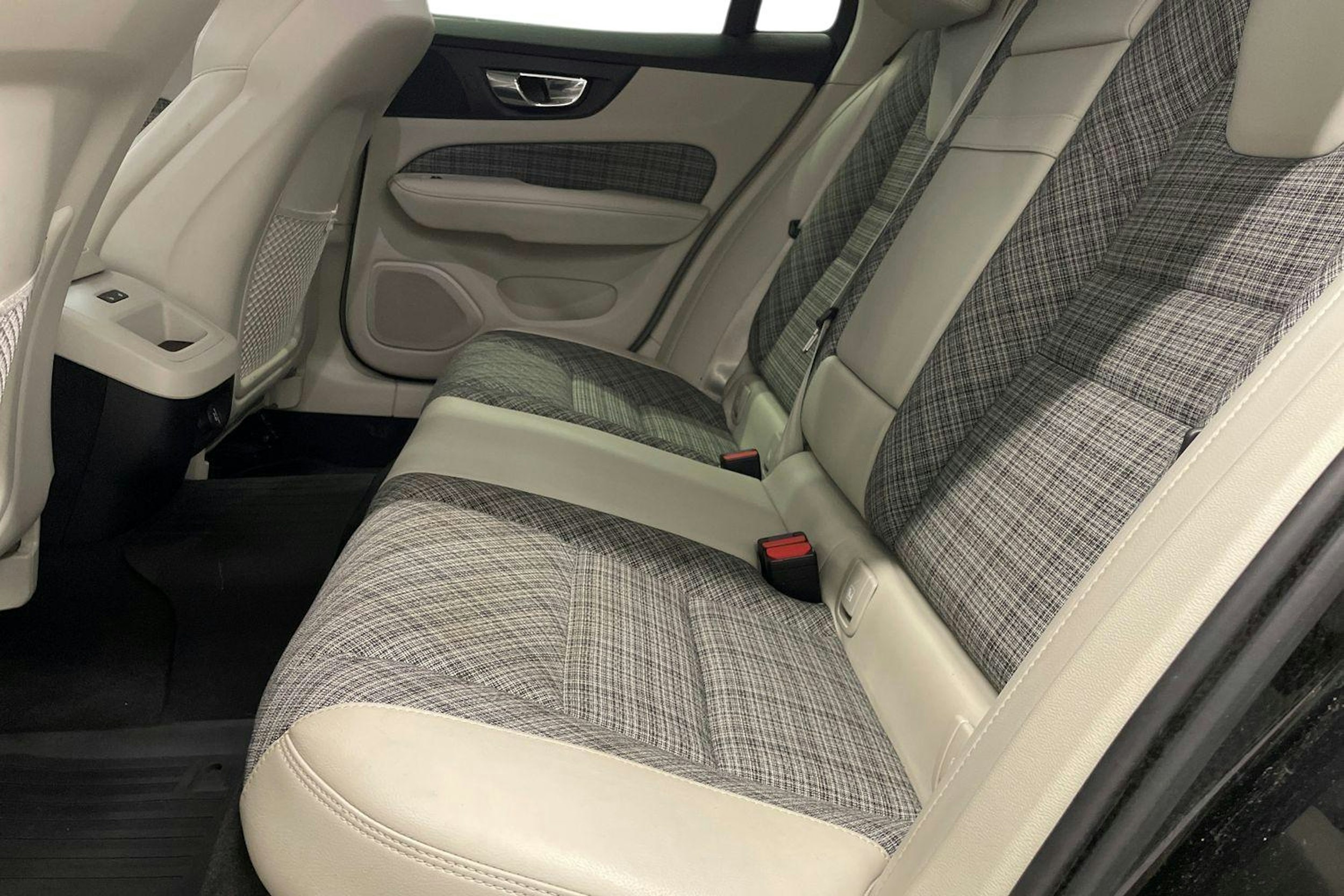 Musta Volvo V60 2019 kuva 8.