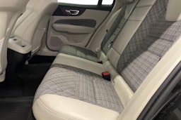 Musta Volvo V60 2019 kuva 8.