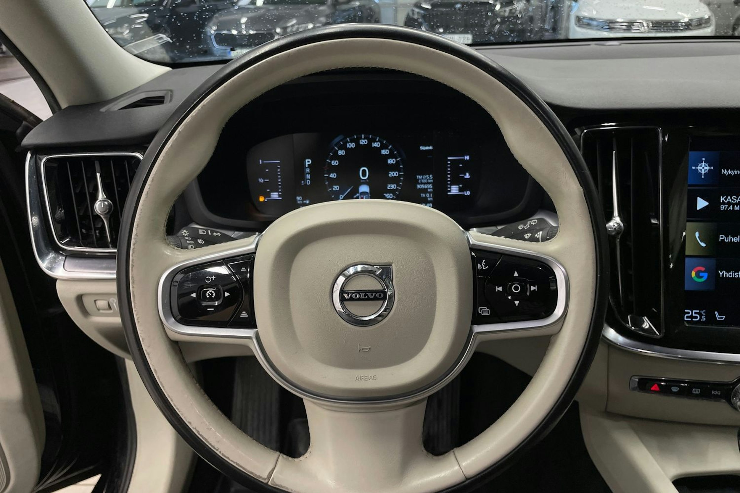 Musta Volvo V60 2019 kuva 13.